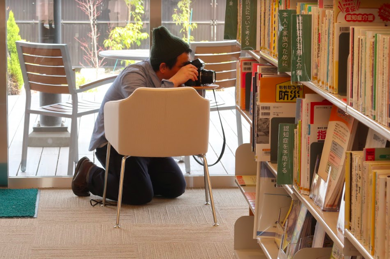 瀬戸内市民図書館で撮影する濱田英明さん（1）©キハラ株式会社
