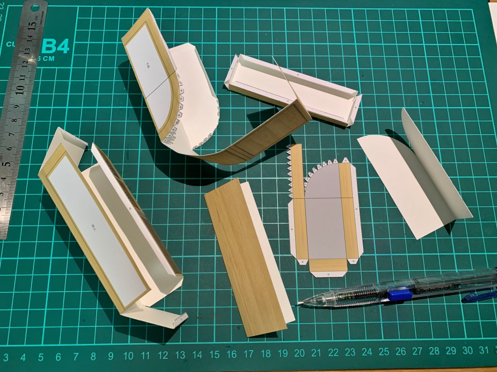 木製カウンターペーパークラフト作成中©キハラ株式会社