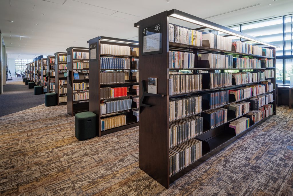 板橋区立中央図書館　３階書架©キハラ株式会社