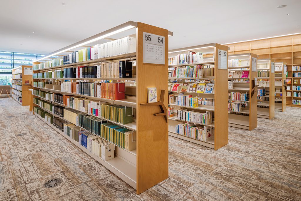 板橋区立中央図書館　２階書架©キハラ株式会社