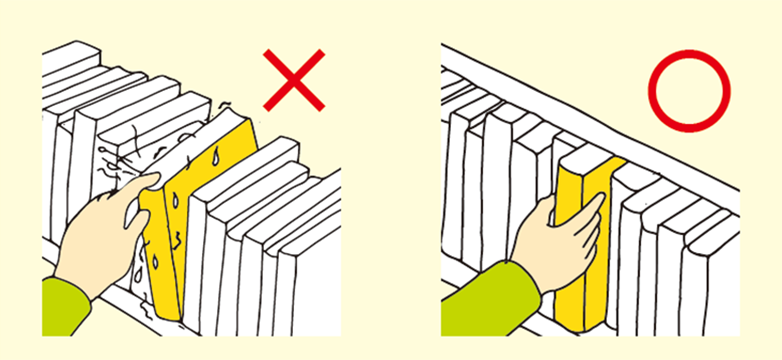 傷めない本の取り出し方©キハラ株式会社