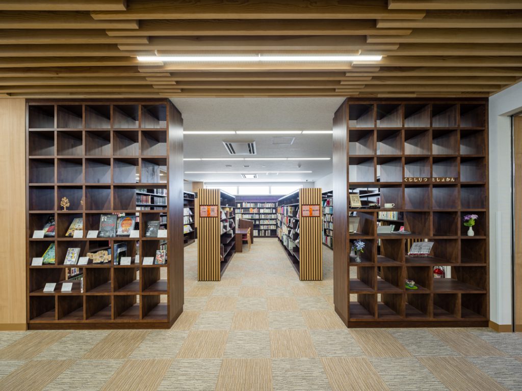 久慈市立図書館 郷土資料コーナー ©キハラ株式会社