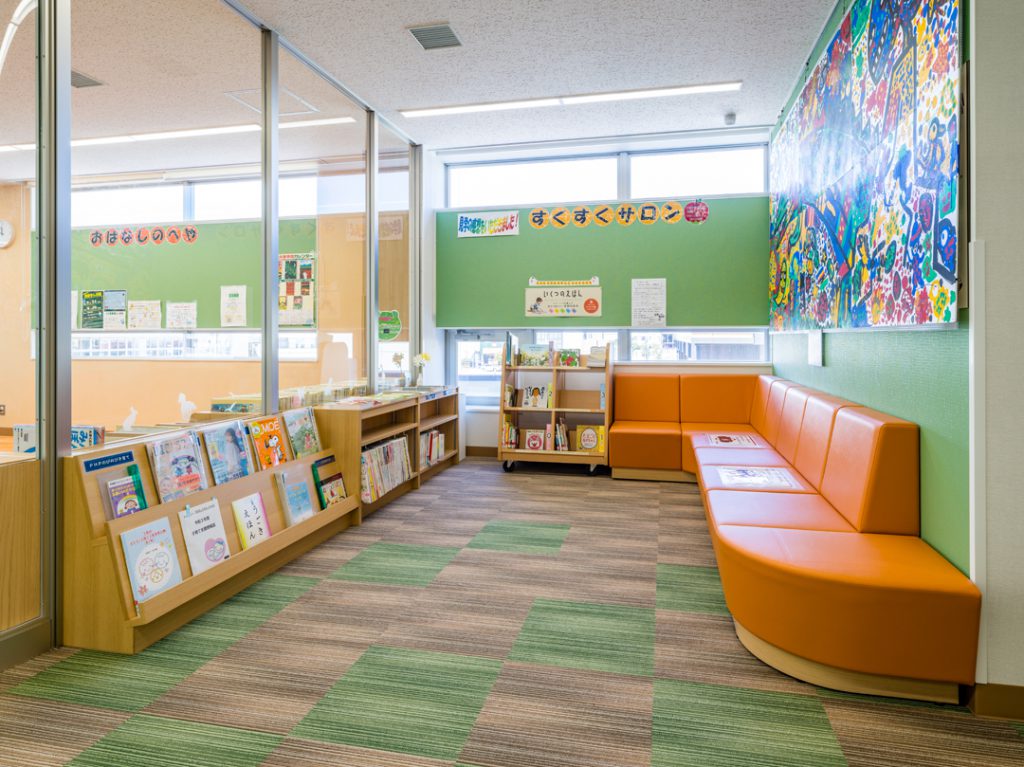 久慈市立図書館 子育てサロン©キハラ株式会社