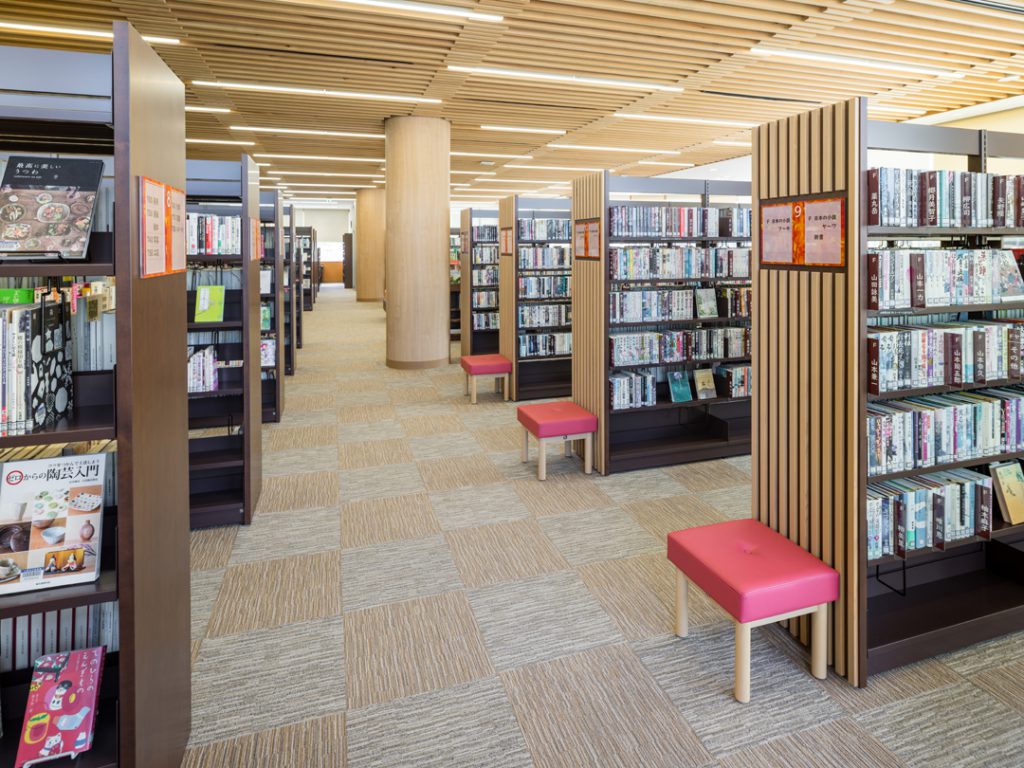 久慈市立図書館 一般図書コーナー ©キハラ株式会社