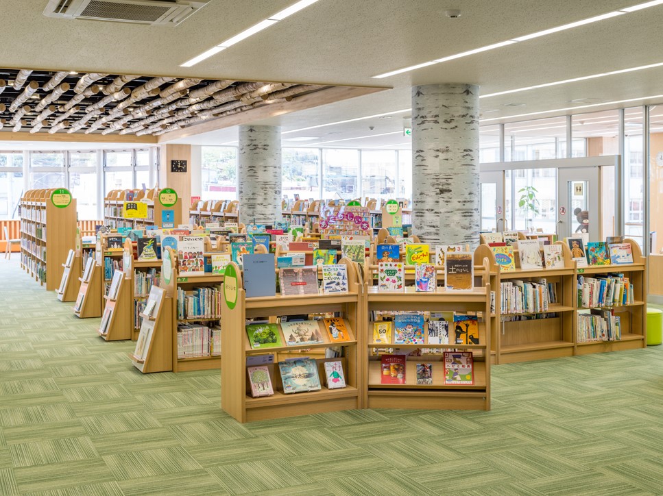 久慈市立図書館 児童用木製低書架 ©キハラ株式会社
