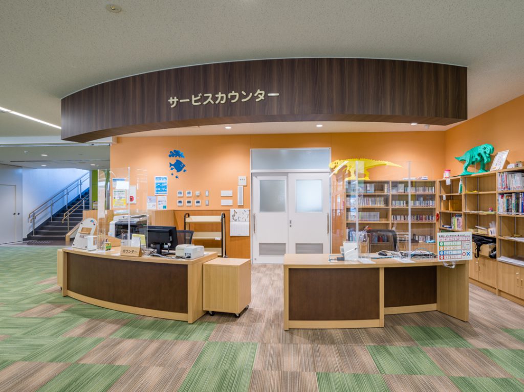 久慈市立図書館　コーナーカウンター ©キハラ株式会社