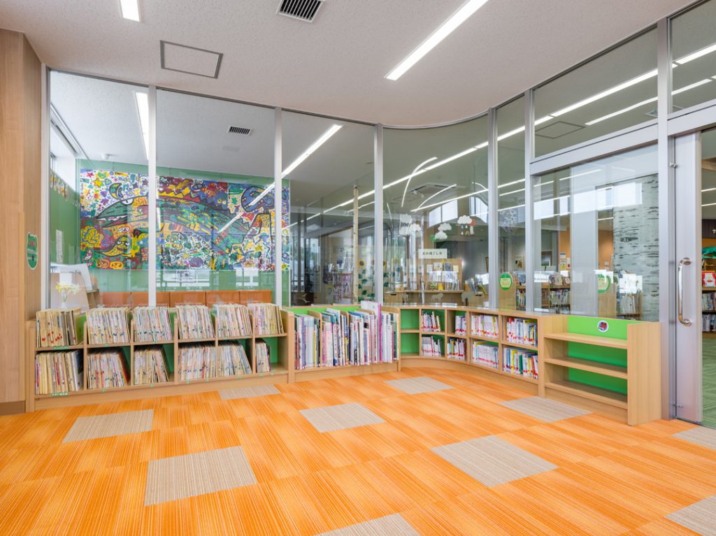 久慈市立図書館 おはなしのへや ©キハラ株式会社