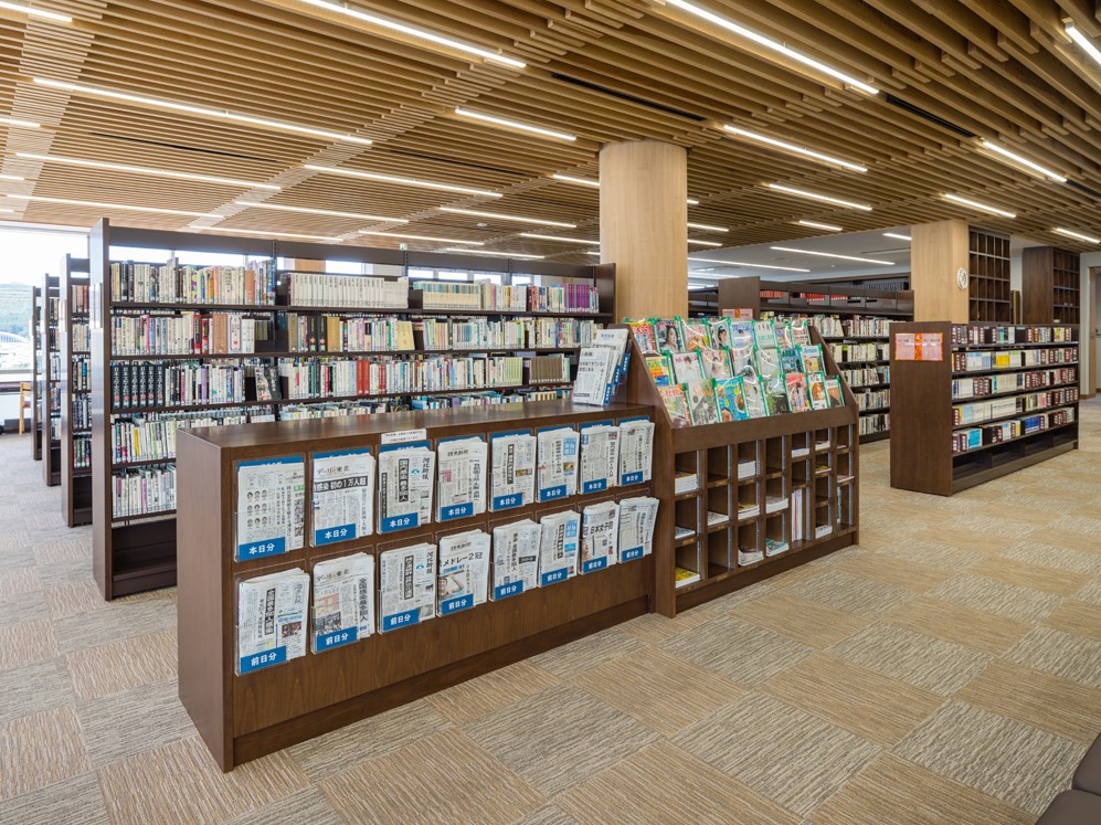 久慈市立図書館 新聞・雑誌コーナー ©キハラ株式会社