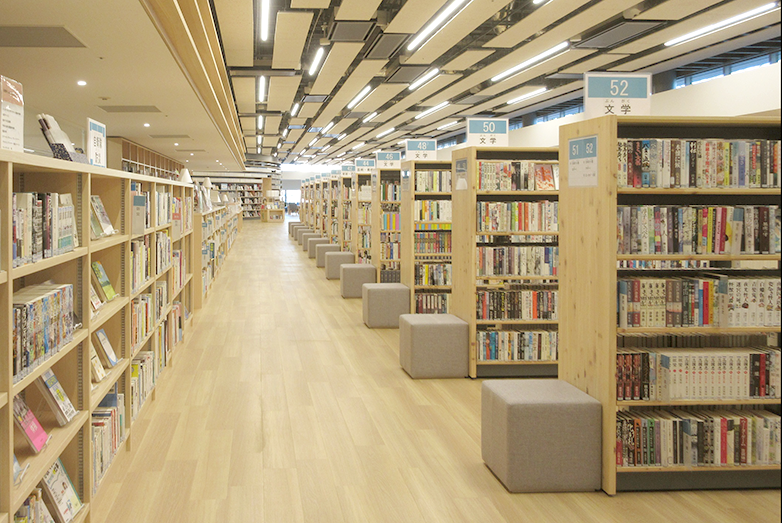 境港市民図書館一般コーナー　書架　©キハラ株式会社