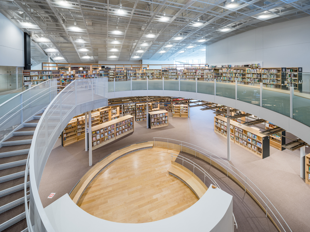昭島市民図書館　中央階段 ©キハラ株式会社