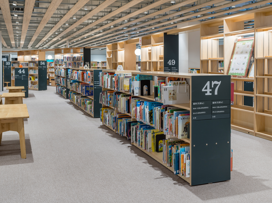 昭島市民図書館　児童書コーナー©キハラ株式会社