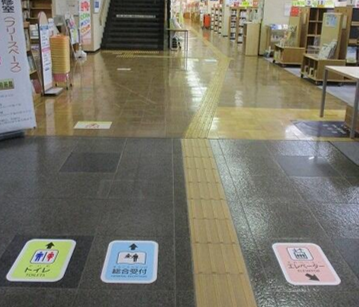 鳥取県立図書館 ユニバーサルデザインの館内標示1 ©キハラ株式会社